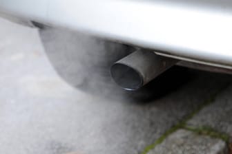 Autoauspuff (Symbolbild): Die Folgen der Diesel-Affäre setzen auch Zulieferern weiter zu.