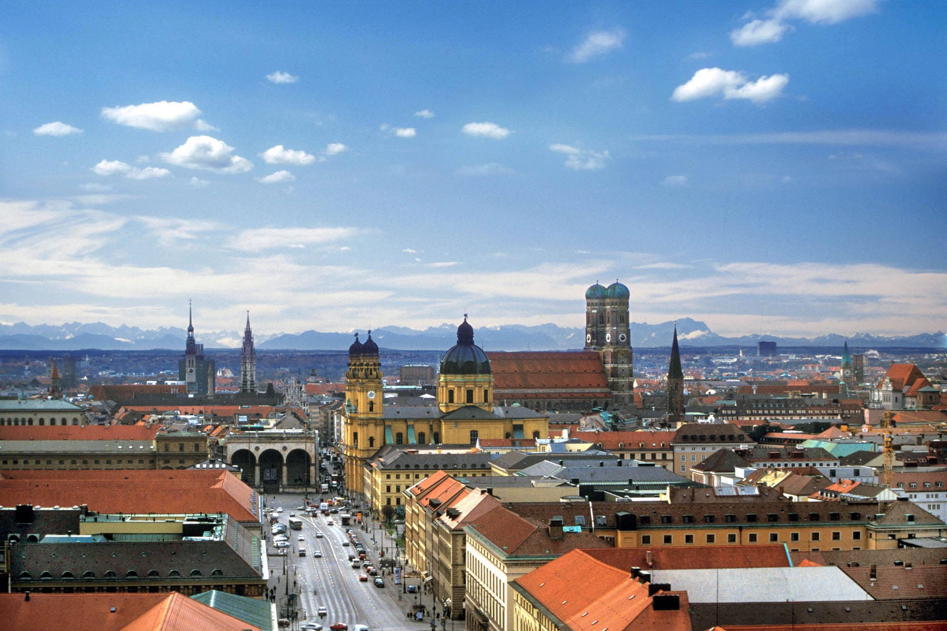 München von oben (Symbolbild): Besonders in Großstädten kann die Maklercourtage beim Immobilienkauf teuer werden.