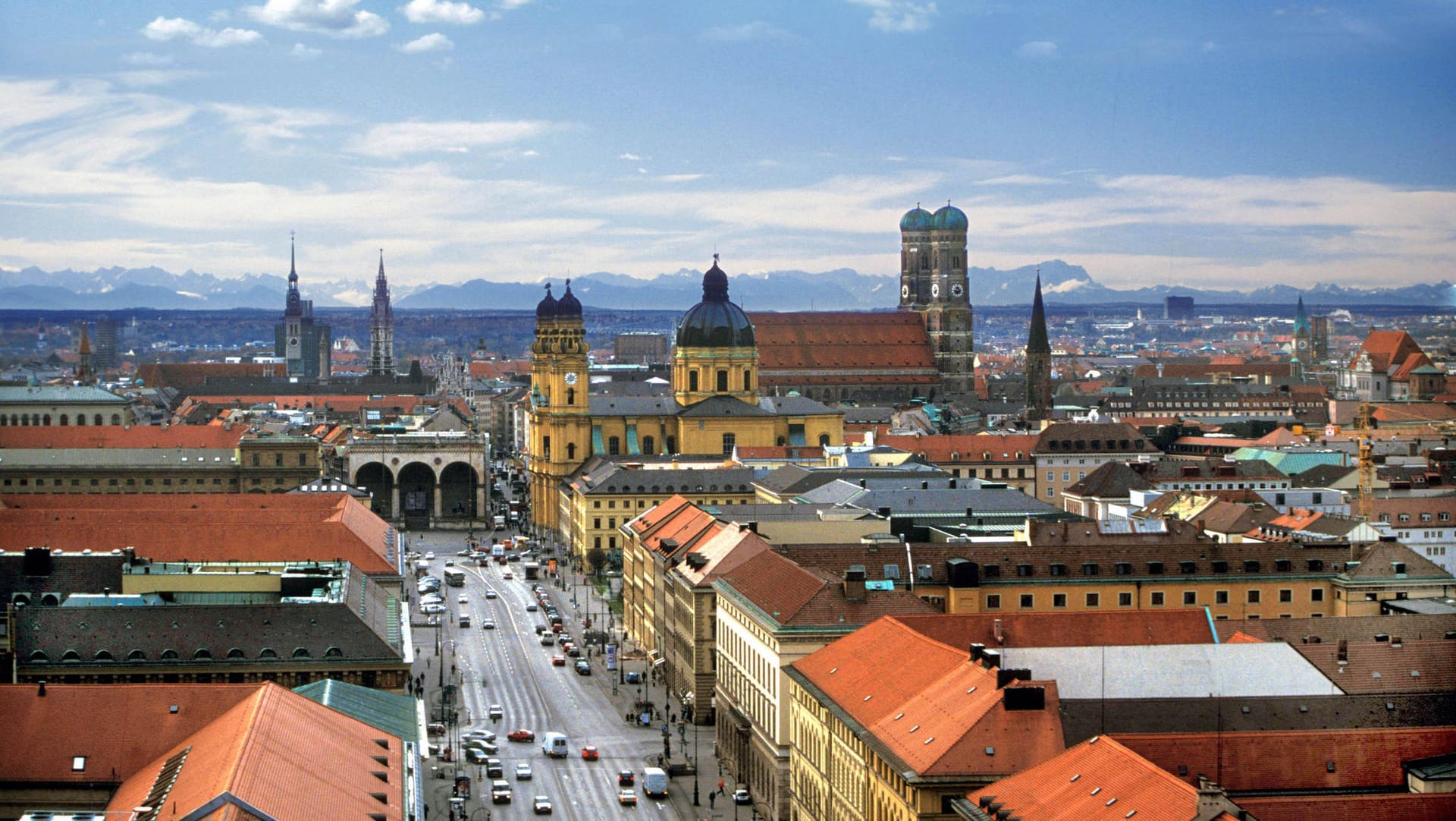 München von oben (Symbolbild): Besonders in Großstädten kann die Maklercourtage beim Immobilienkauf teuer werden.