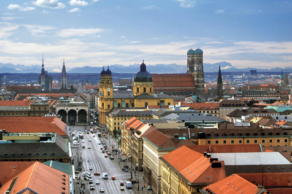 München von oben (Symbolbild): Besonders in Großstädten kann die Maklercourtage beim Immobilienkauf teuer werden.