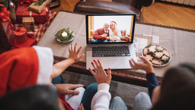 Weihnachten: Um sich auch an den Festtagen zu sehen, können Familien Videocalls nutzen.