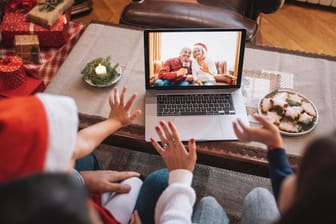Weihnachten: Um sich auch an den Festtagen zu sehen, können Familien Videocalls nutzen.