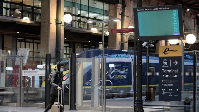 Ein Eurostar-Zug am Bahnhof Paris-Nord (französisch Paris Gare du Nord). Ein Eurostar-Zug am Bahnhof Paris-Nord (französisch Paris Gare du Nord).