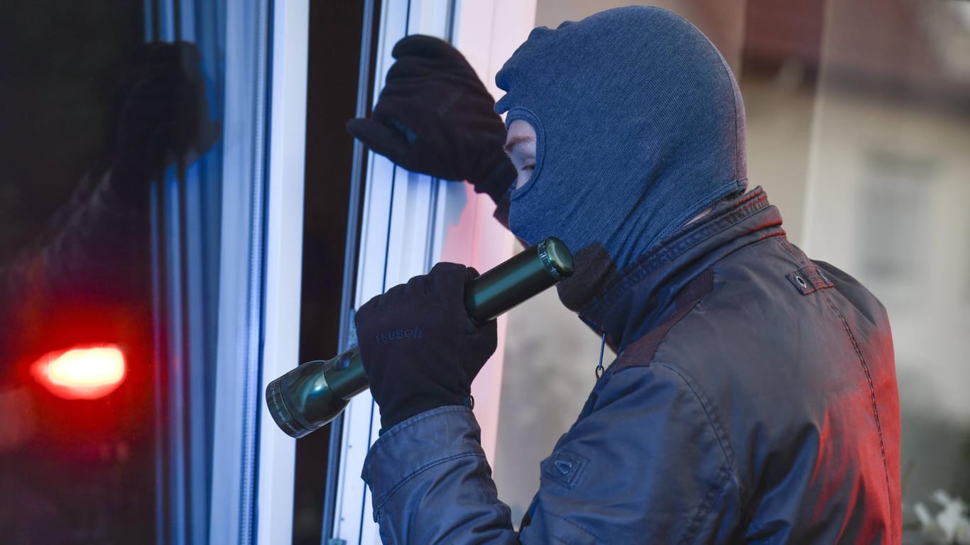 Ein Einbrecher mit Taschenlampe (Symbolbild): Die Polizei Bielefeld gibt Tipps gegen Wohnungseinbrüche.