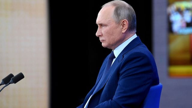 Wladimir Putin hat sich per Gesetz lebenslang vor Strafverfolgungen geschützt. Wladimir Putin hat sich per Gesetz lebenslang vor Strafverfolgungen geschützt.