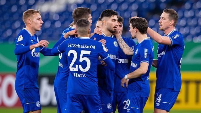 Die Schalker Mannschaft bejubelt das Führungstor von Suat Serdar (M).