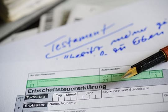 Wenn ein Beamter stirbt, wird seinen Erben ein Sterbegeld ausgezahlt.