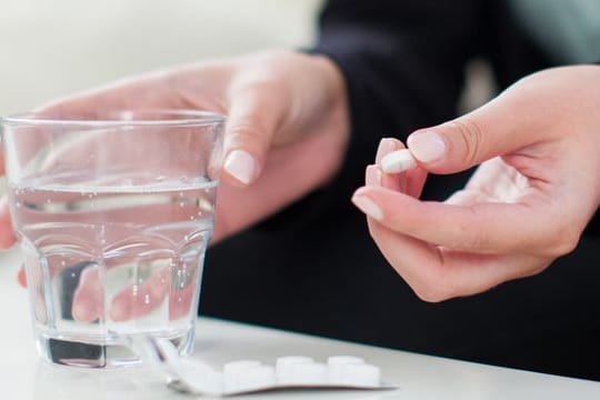 Antibiotika sollten idealerweise mit einem Glas Leitungswasser heruntergespült werden.