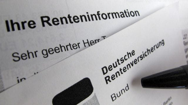 Eine Renteninformation (Symbolbild): Die Rentenversicherung prüft, ob die oder der Hinterbliebene Witwen- oder Witwerrente erhält.