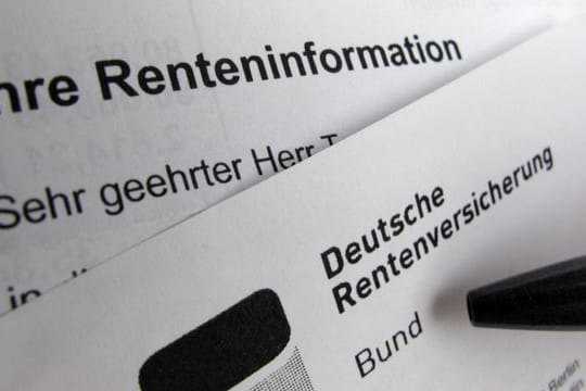 Eine Renteninformation (Symbolbild): Die Rentenversicherung prüft, ob die oder der Hinterbliebene Witwen- oder Witwerrente erhält.
