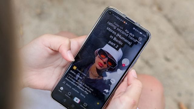 Tiktok auf dem Smartphone: Maximal eine Minute und keine Sekunde länger. Das ist das Gebot für möglichst kurzweilige Clips.