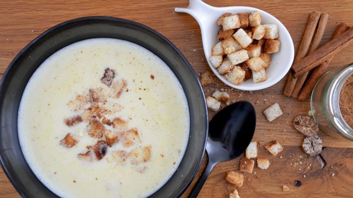 Die kräftig-aromatische Weinsuppe bekommt durch die Zimtcroûtons ein winterliches Etwas.