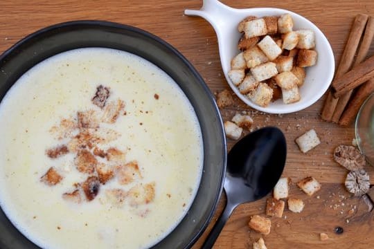 Die kräftig-aromatische Weinsuppe bekommt durch die Zimtcroûtons ein winterliches Etwas.