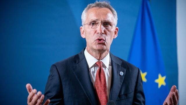 "Diese Drohnen können unsere Truppen vor Ort unterstützen und zum Beispiel die Zahl der Piloten reduzieren, die wir in Gefahr bringen", sagt Jens Stoltenberg.