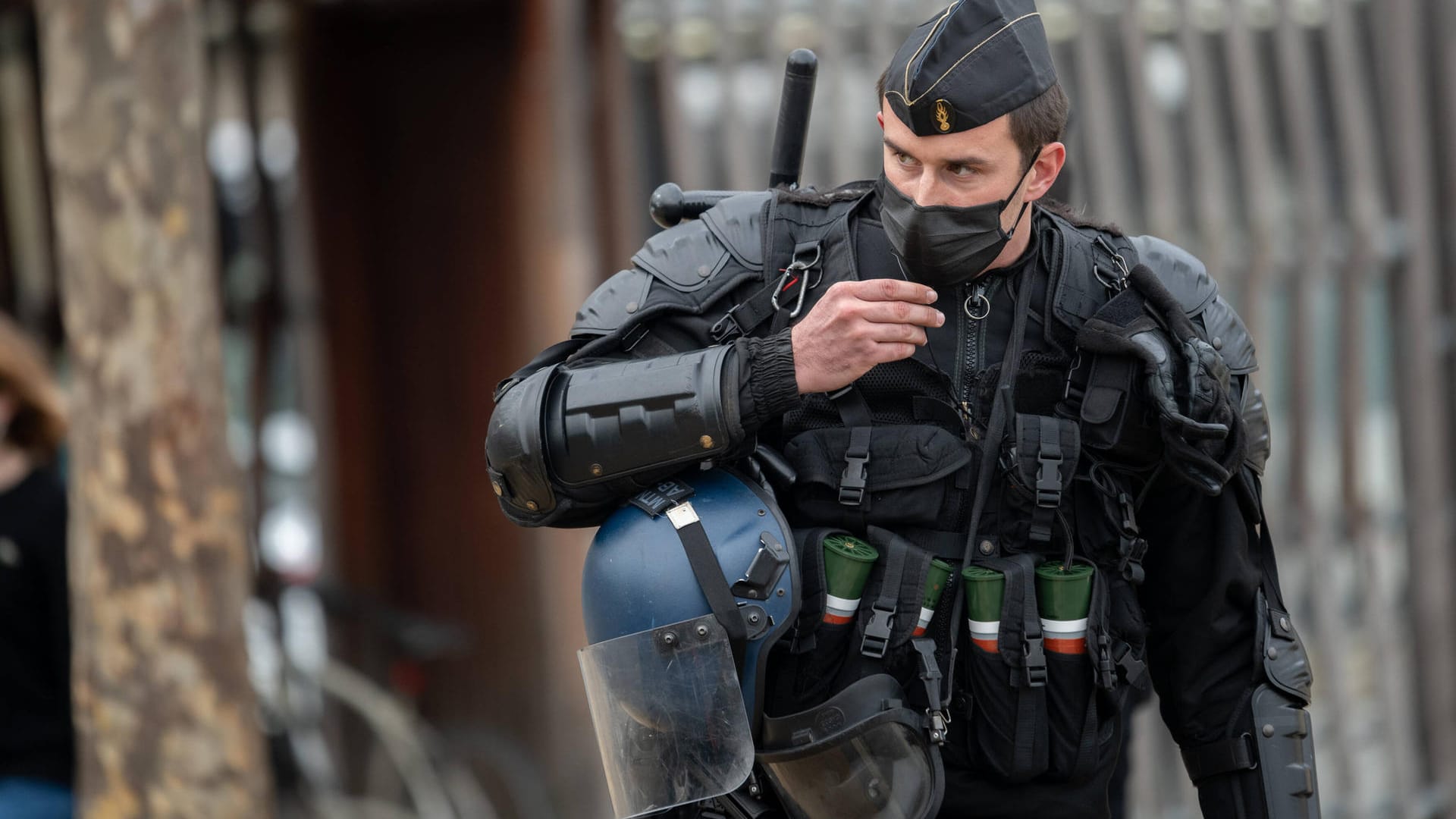 Polizist in Frankreich (Symbolbild): Drei Beamte sind in einem kleinen Ort in Zentralfrankreich getötet worden.