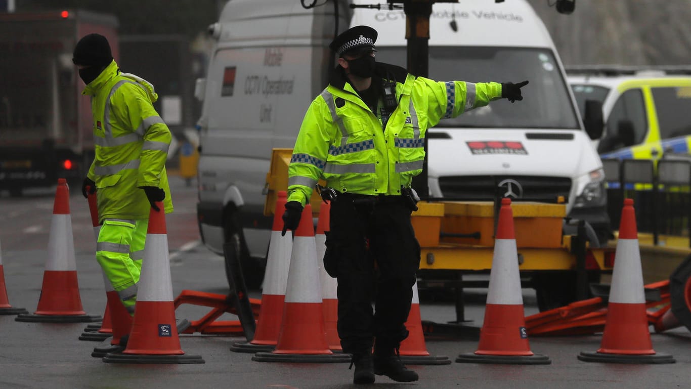 Ein Polizist regelt den Verkehr am Hafen von Dover: Auch hier ist der Betrieb in der Nacht zu Mittwoch wieder gestartet.