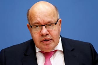 Der Bundesminister für Wirtschaft Peter Altmaier (CDU) ist der Meinung, dass bei hohen Coronazahlen sich Lockerungen verbieten.