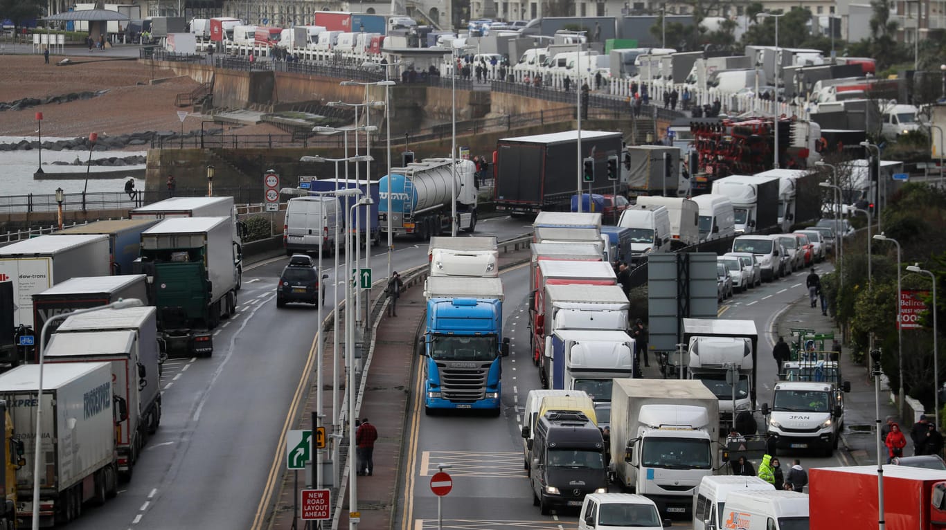 Lange Lkw-Schlange am Hafen von Dover: Die Grenzschließung hat auch den Frachtverkehr lahmgelegt.