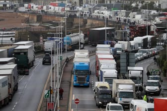 Lange Lkw-Schlange am Hafen von Dover: Die Grenzschließung hat auch den Frachtverkehr lahmgelegt.