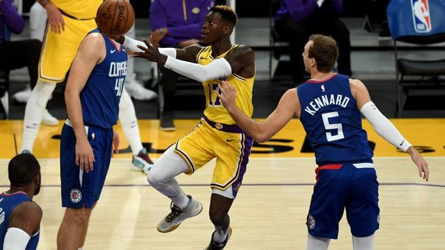Dennis Schröder (M) zeigte bei seinem Debüt für die Los Angeles Lakers eine starke Leistung.