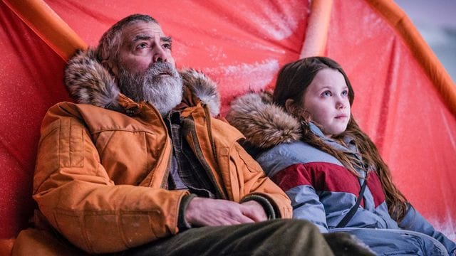 Iris (Caoilinn Springall) ist in der Forschungsstation von Augustine Lofthouse (George Clooney) gestrandet. Iris (Caoilinn Springall) ist in der Forschungsstation von Augustine Lofthouse (George Clooney) gestrandet.
