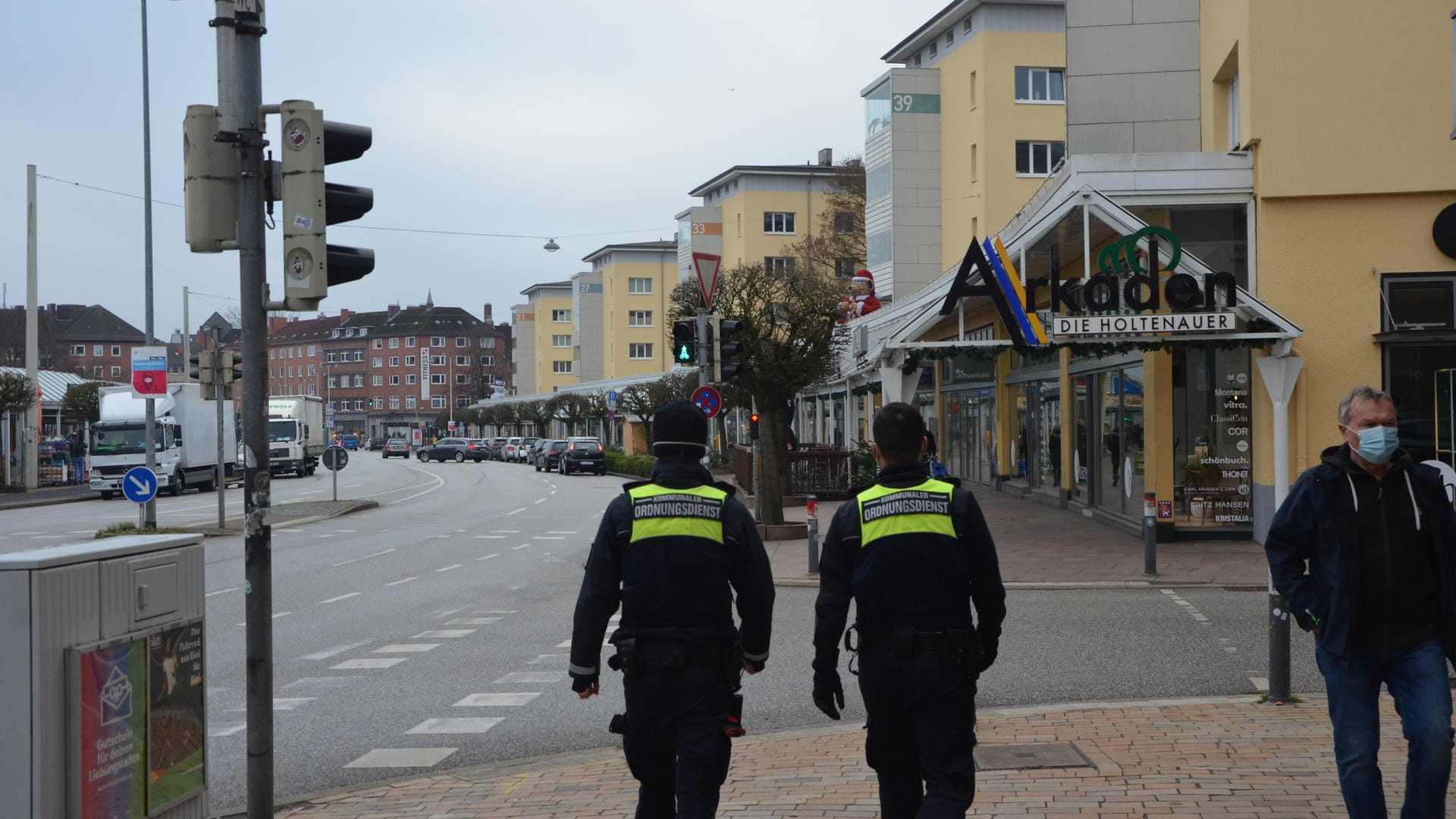 Zwei Mitarbeiter des Ordnungsamtes auf der Holtenauerstraße: Die Polizei und das Ordnungsamt in Kiel haben keine Probleme, die Regeln durchzusetzen.