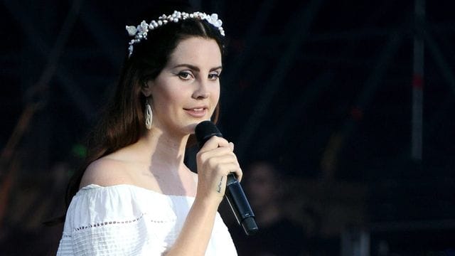 Lana Del Rey stimmt auf Weihnachten ein - und tut Gutes.