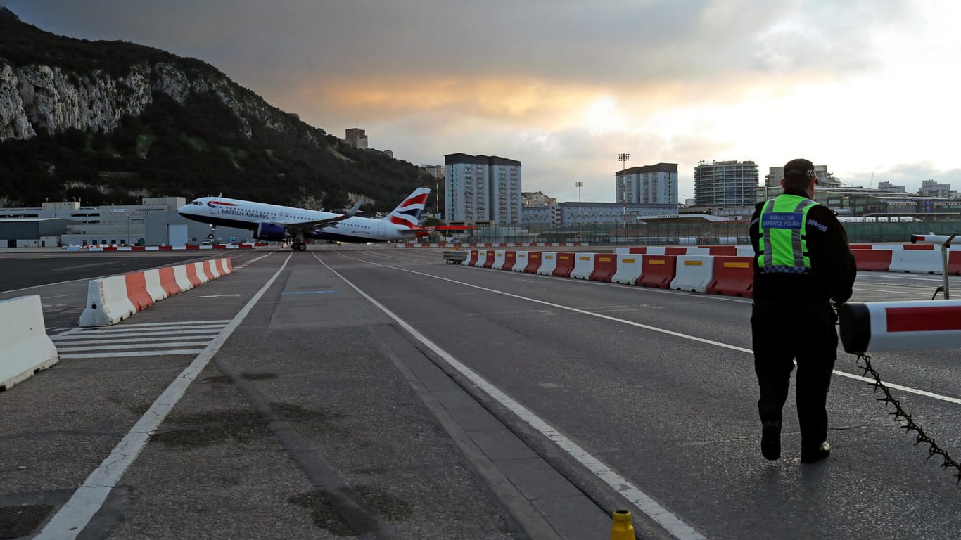 Eine Maschine von British Airways hebt am Flughafen von Gibraltar ab: Viele Einwohner fühlen sich dem Königreich stark verbunden, wollen aber die offene Grenze zu Spanien nicht verlieren.
