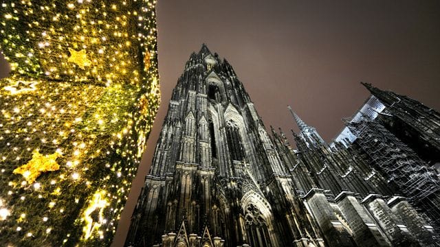 Hell erstrahlt der Dom zur Mitternachtsmette am Heiligabend. Hell erstrahlt der Dom zur Mitternachtsmette am Heiligabend.