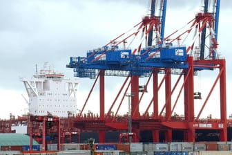 Containerterminal Bremerhaven (Symbolbild): Die deutsche Wirtschaft nimmt mehr ein.