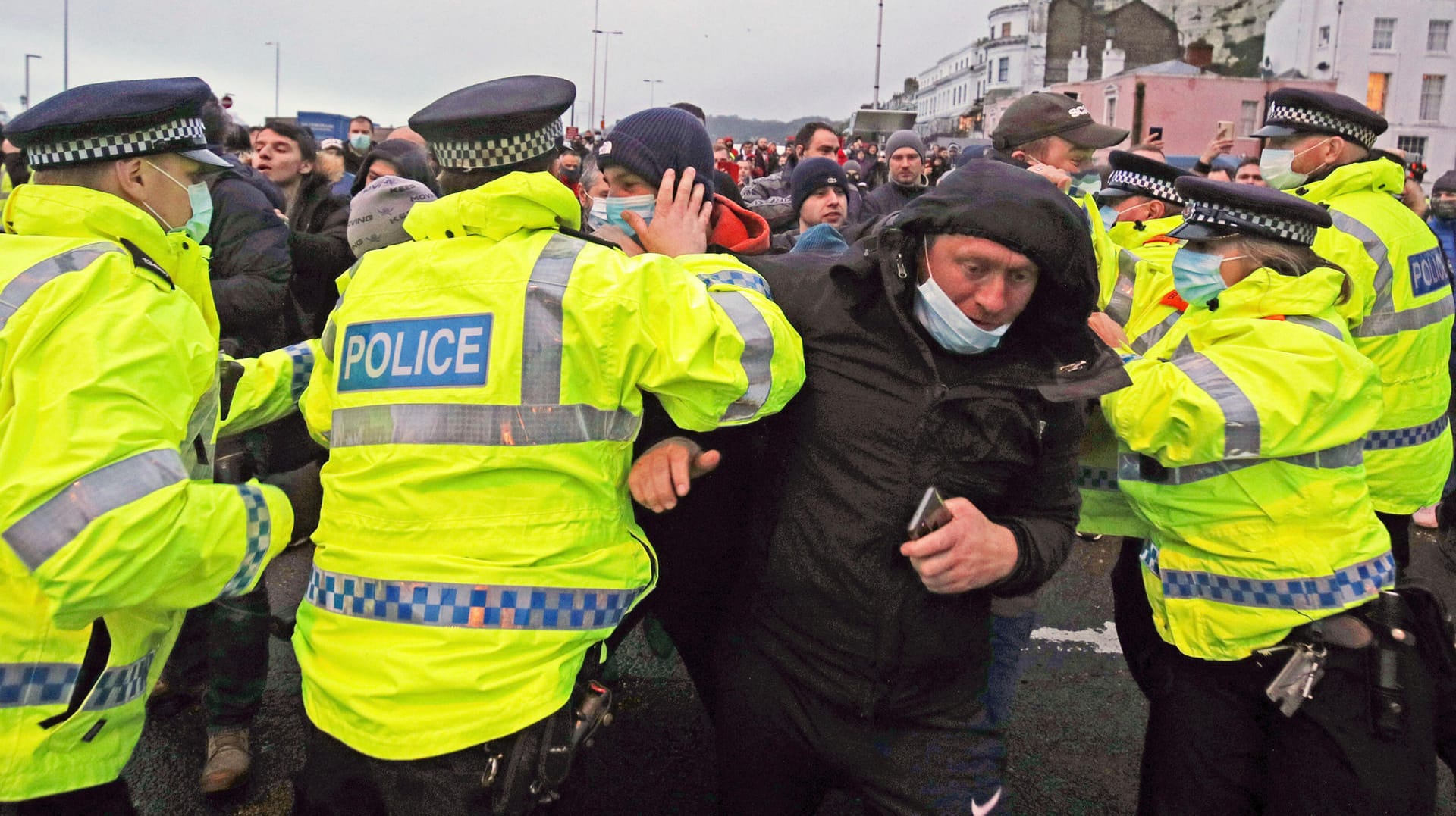 Polizisten und Lkw-Fahrer geraten am Hafen von Dover aneinander: Die Stimmung ist nach tagelanger Blockade angespannt. Polizisten und Lkw-Fahrer geraten am Hafen von Dover aneinander: Die Stimmung ist nach tagelanger Blockade angespannt.