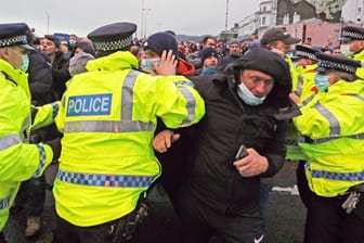 Polizisten und Lkw-Fahrer geraten am Hafen von Dover aneinander: Die Stimmung ist nach tagelanger Blockade angespannt.
