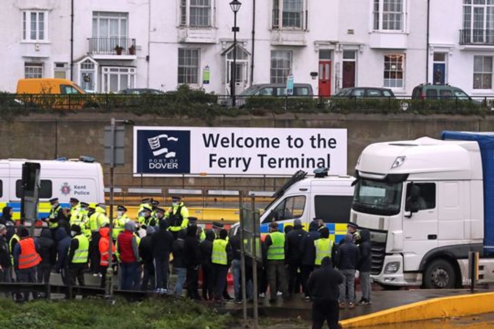 Die Polizei hält Fahrer zurück, die versuchen, in den Hafen von Dover zu laufen.