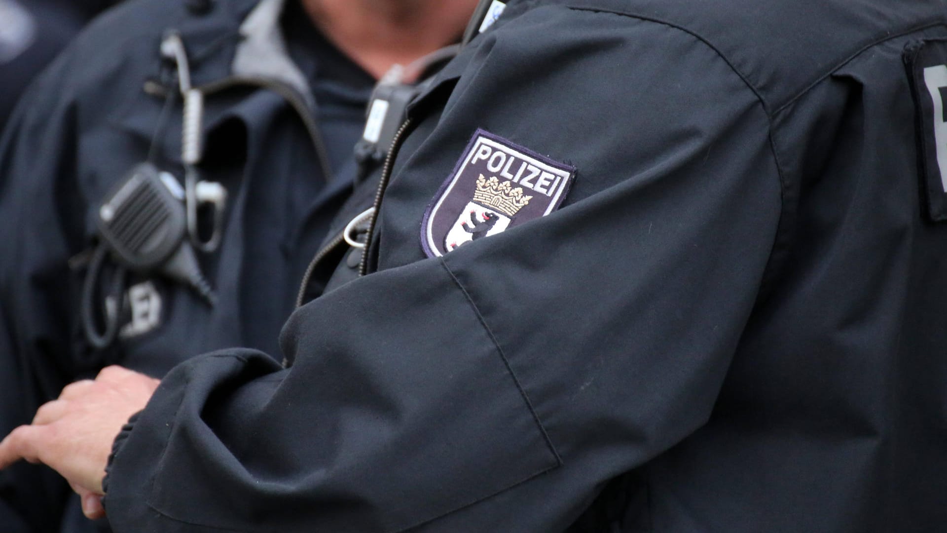 Wappen der Berliner Polizei auf einer Uniform: Die Polizei hat zwei Personen festgenommen. Wappen der Berliner Polizei auf einer Uniform: Die Polizei hat zwei Personen festgenommen.