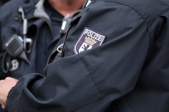 Wappen der Berliner Polizei auf einer Uniform: Die Polizei hat zwei Personen festgenommen.
