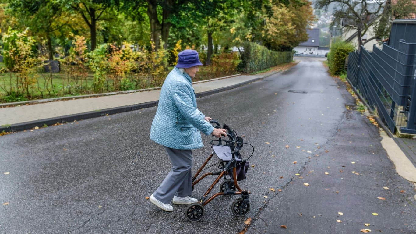 Ein Seniorin überquert mit ihrem Rollator eine Straße: In Wuppertal ist eine 78-Jährige angefahren und schwer verletzt worden.