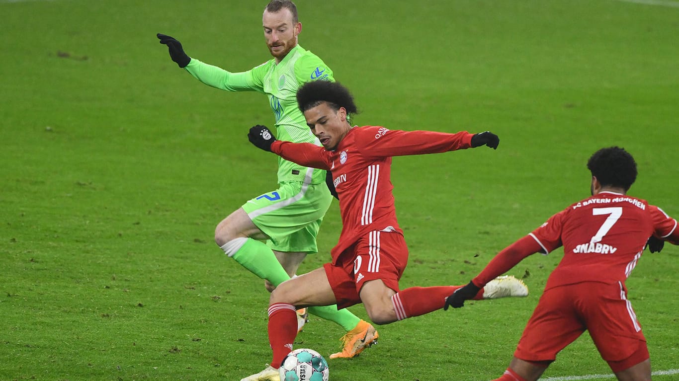 Leroy Sané (m.) macht gegen Maximilian Arnold und den VfL Wolfsburg keine glückliche Figur.