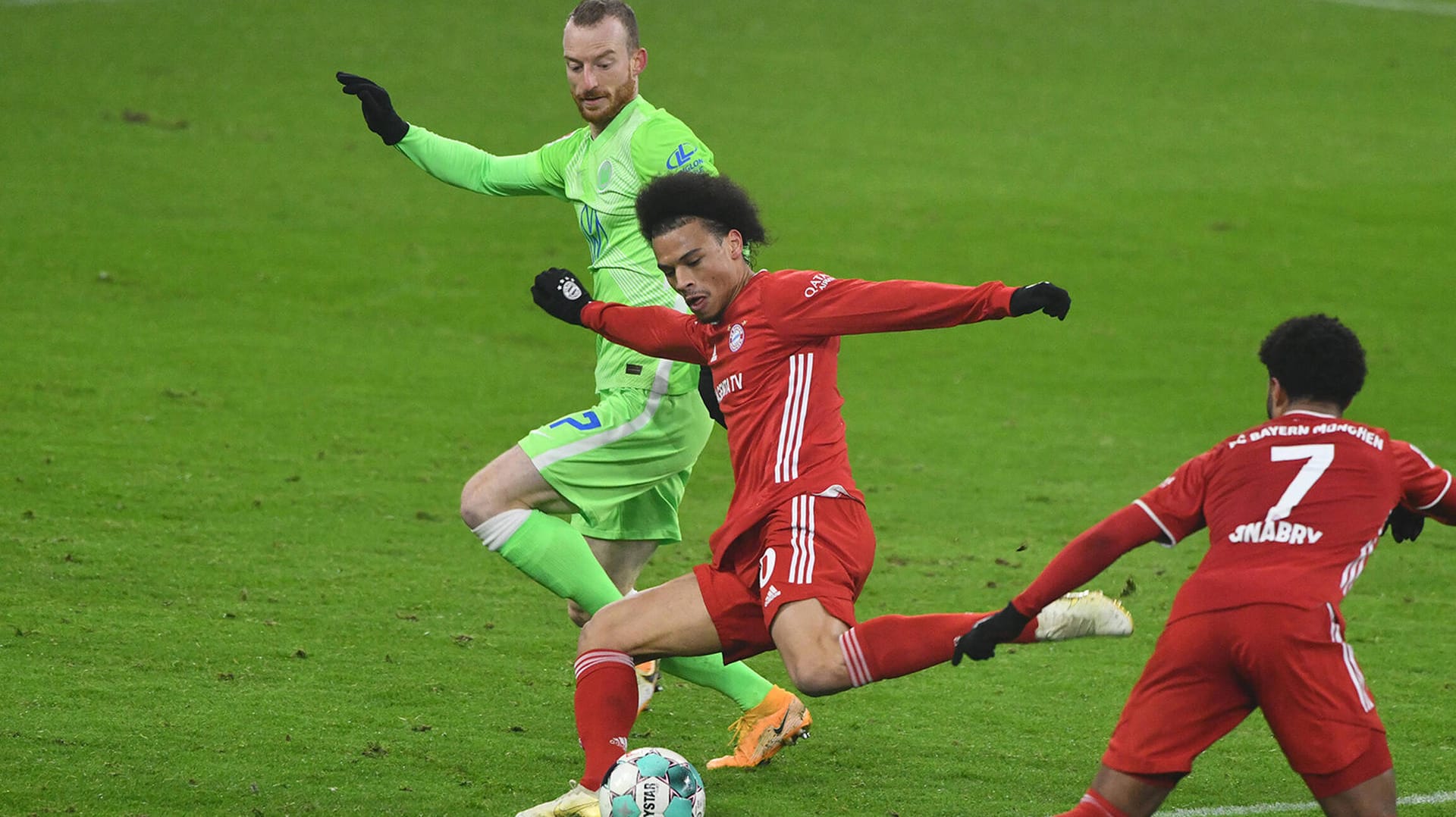 Leroy Sané (m.) macht gegen Maximilian Arnold und den VfL Wolfsburg keine glückliche Figur.