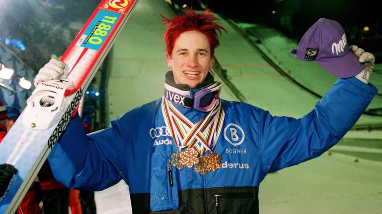 Martin Schmitt im Jahr 2001: Er gewann bei der Nordischen Skiweltmeisterschaft in Lahti in Finnland vier Medaillen und verteidigte seinen Titel im Einzel auf der Großschanze.
