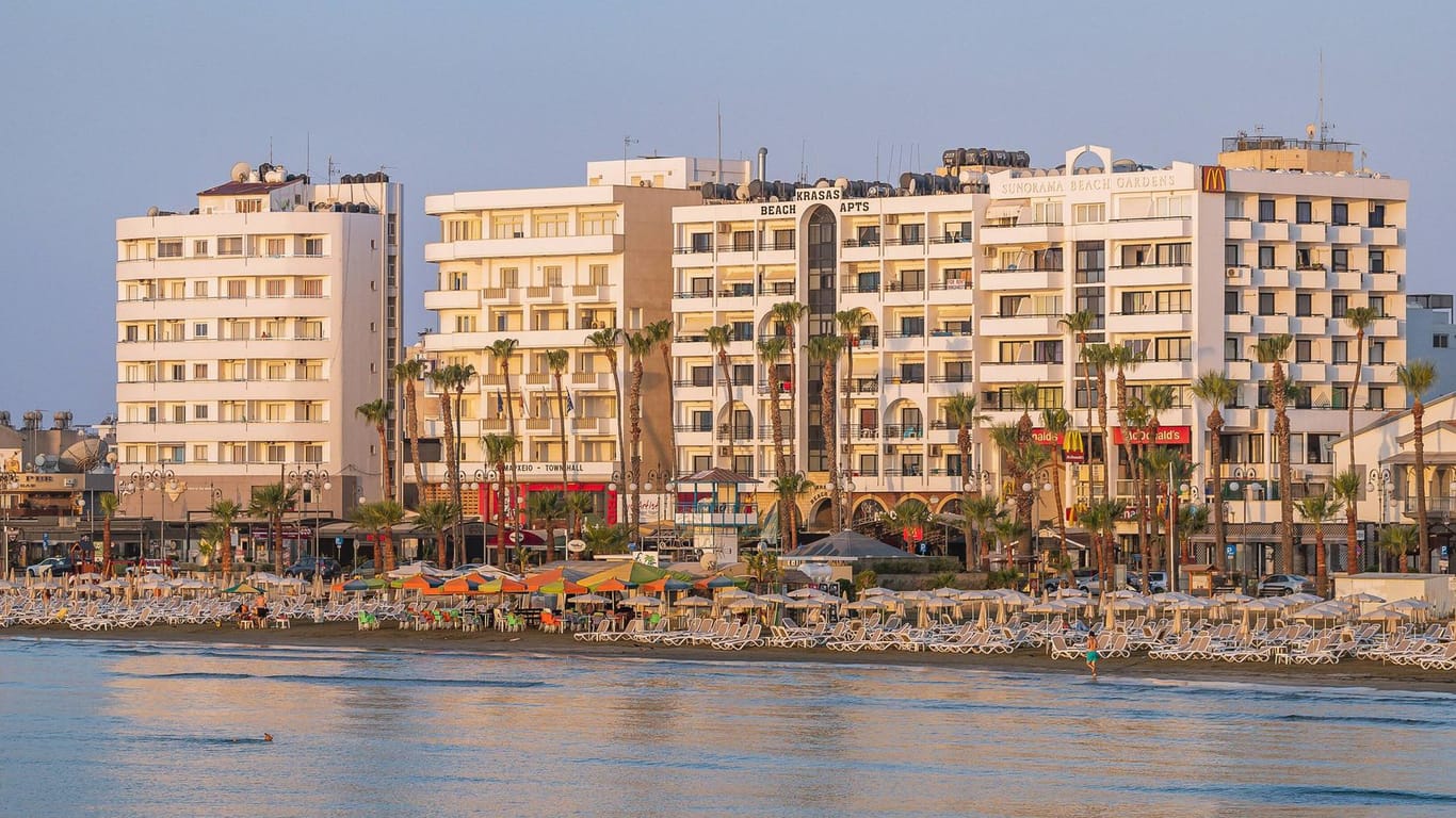 Eine Hotelanlage auf Zypern (Symbolfoto): Traditionell verbringen Tausende Briten ihren Weihnachtsurlaub auf der drittgrößten Mittelmeerinsel, die bis 1960 britische Kolonie war.