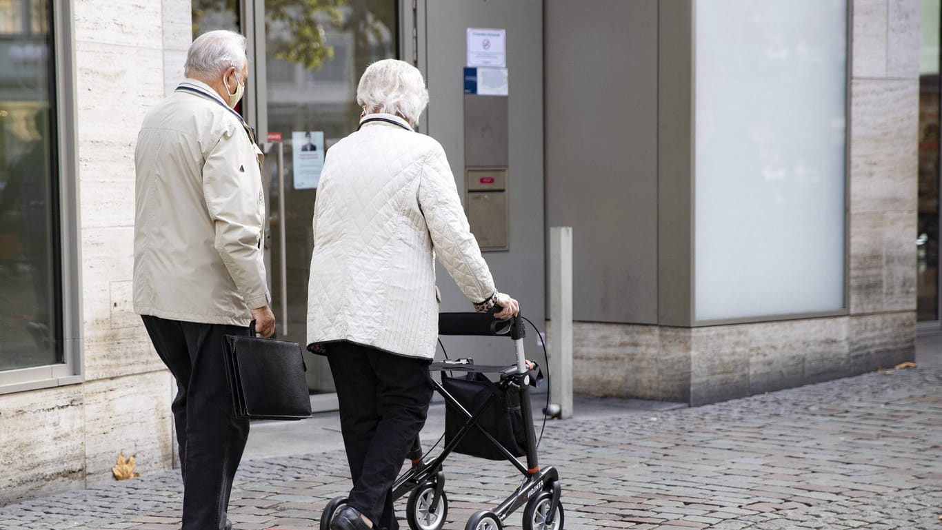 Ein älteres Ehepaar beim Spaziergang (Symbolbild): Nicht alle bleiben im Alter in Deutschland.