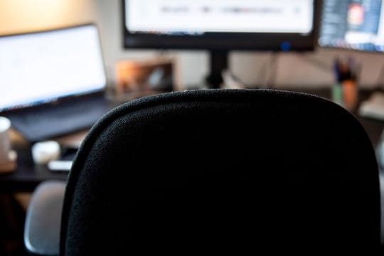 Bei manchem Arbeitnehmer steigt im Homeoffice die Leistungsfähigkeit im Vergleich zur Arbeit im Büro.