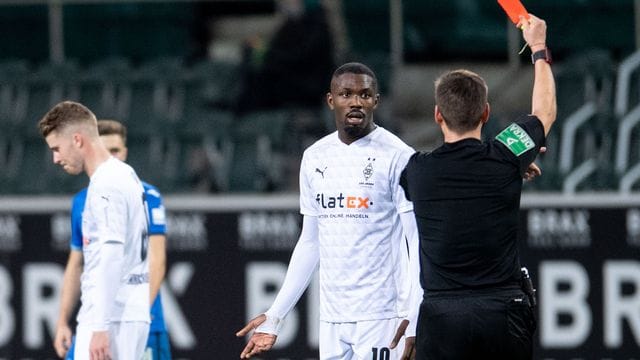Gladbachs Marcus Thuram wurde für seine Spuckattacke vom Platz gestellt. Gladbachs Marcus Thuram wurde für seine Spuckattacke vom Platz gestellt.