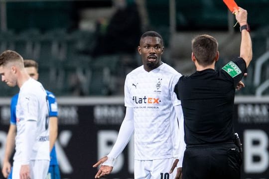 Gladbachs Marcus Thuram wurde für seine Spuckattacke vom Platz gestellt.
