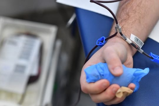 Auch wenn sich Blutplasma zur Behandlung des Corona-Virus nicht als Wundermittel herausstellt: In einigen Situationen unterstützt die Transfusion den Heilungsprozess.