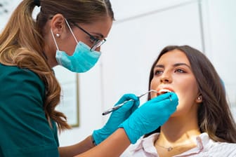 Zahnärztlicher Notdienst: Wegen des Coronavirus kann es laut der Kassenzahnärztliche Vereinigung Bayerns in den Praxen zu Wartezeiten kommen.