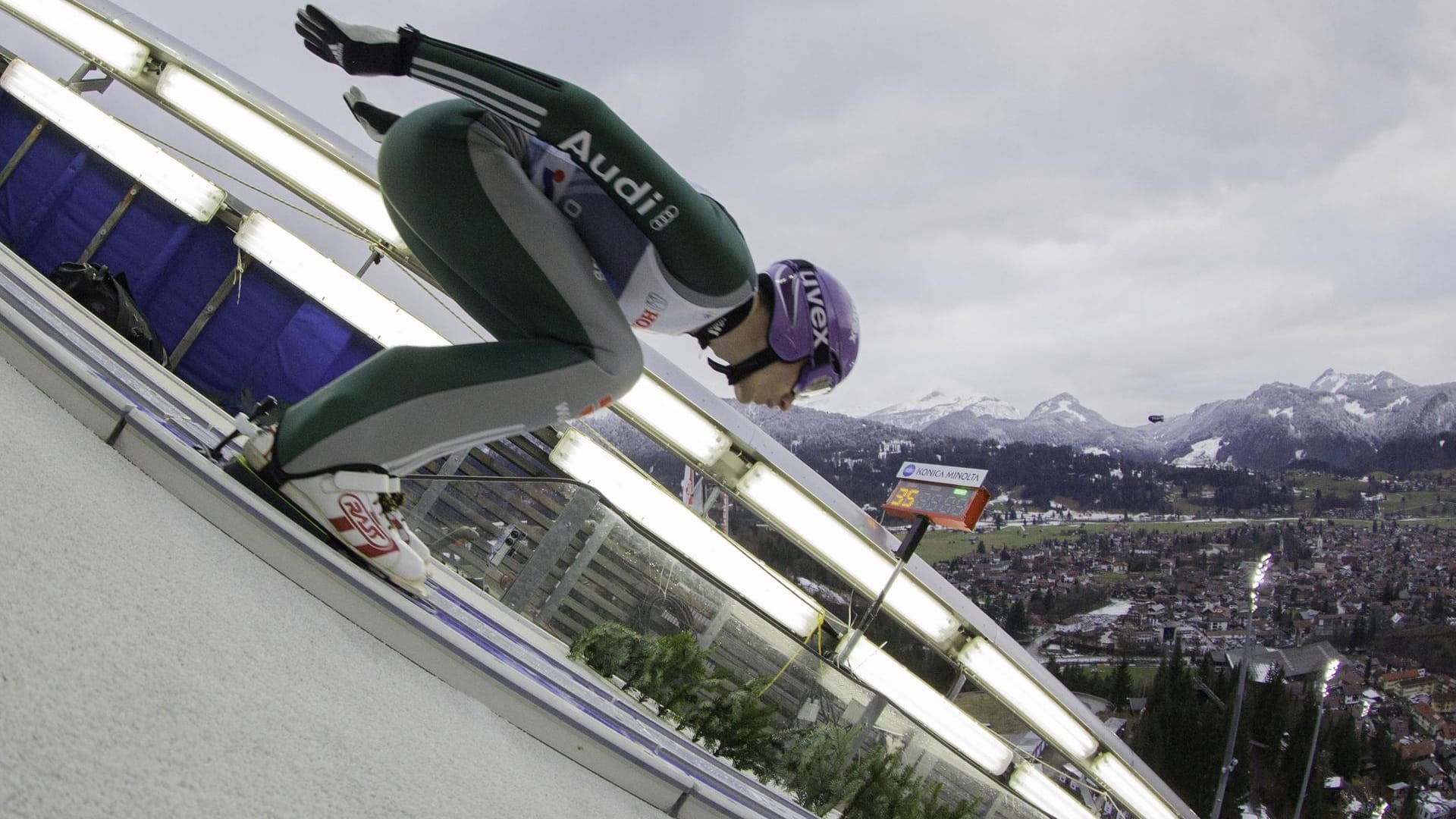 Martin Schmitt: Der frühere Weltcupsieger kurz vor dem Absprung bei der Vierschanzentournee im Jahr 2013 in Oberstdorf.