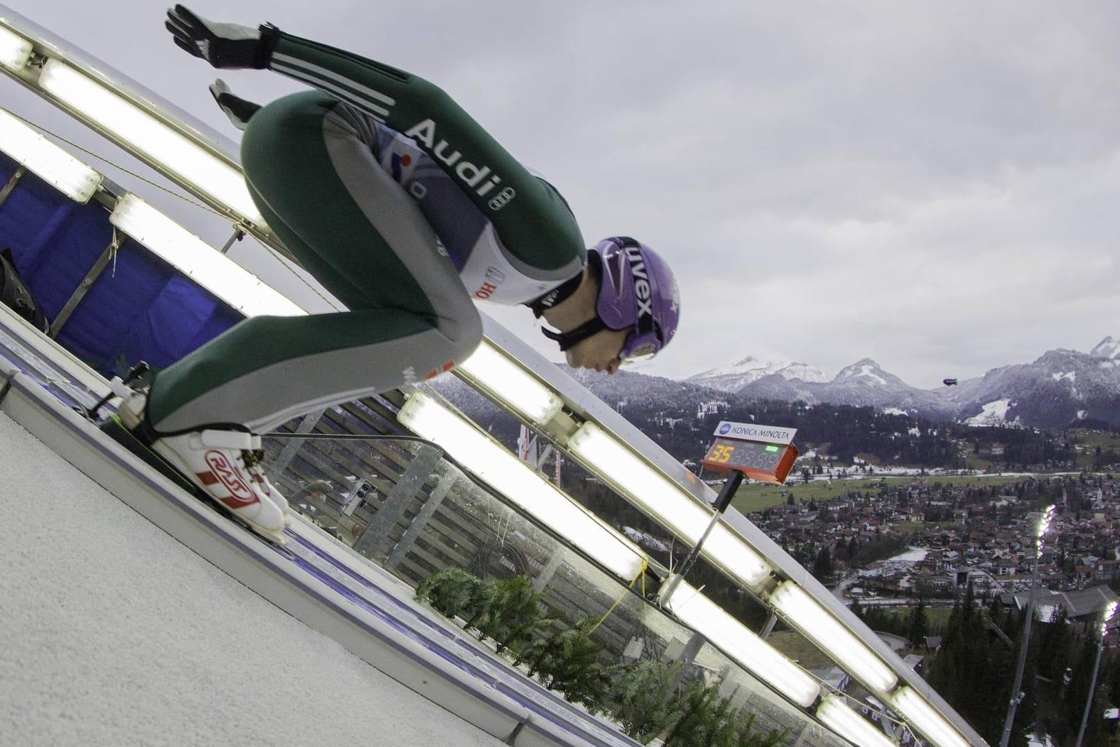 Martin Schmitt: Der frühere Weltcupsieger kurz vor dem Absprung bei der Vierschanzentournee im Jahr 2013 in Oberstdorf.