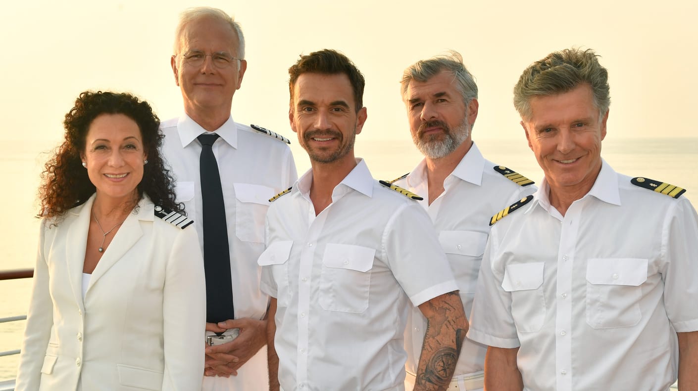 Die "Traumschiff"-Besatzung: Hanna Liebhold (Barbara Wussow), Oskar Schifferle (Harald Schmidt), Kapitän Max Parger (Florian Silbereisen), Staff-Kapitän Martin Grimm (Daniel Morgenroth) und Doktor Sander (Nick Wilder),