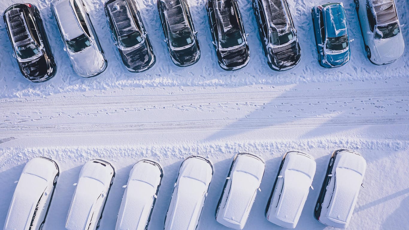Autos sind mit Schnee bedeckt: Wer weiße Weihnachten erleben will, muss in Deutschland in die Berge fahren.